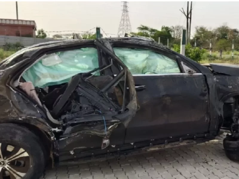 Car Sidha Dhadam From Expressway at 140 Speed. All Life Saved With Airbag.